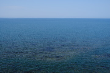 淡い春霞の日本海