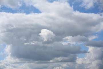 Blauer Himmel mit Wolken
