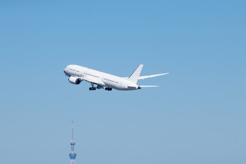 Obraz premium 青空を背景に羽田空港を離陸する飛行機