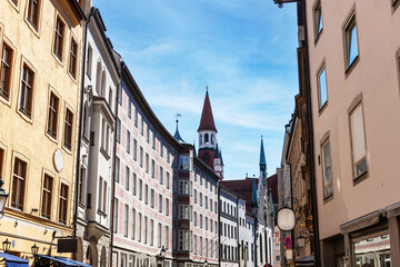 Obraz premium Sunny day on the street of the old town. Munich, Germany