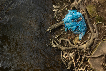Illegal entsorgter Plastikmüll an einem Bachlauf