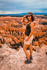 Bryce National Park, Utah / United States »; August 2019: A young woman with green shirt looking...