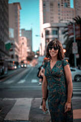 Obraz premium A young woman on the sloping streets of San Francisco, California. USA