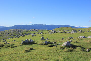 四国カルスト　カルスト台地と青空