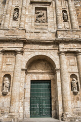 Fototapeta na wymiar Pórtico y puerta iglesia parroquial de Santiago en la localidad de Cigales, provincia de Valladolid