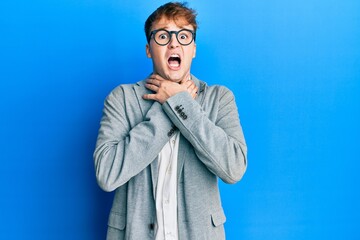 Young caucasian man wearing elegant clothes and glasses shouting and suffocate because painful strangle. health problem. asphyxiate and suicide concept.