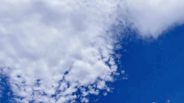 青い空を流れる白い雲 タイムラプス 高積雲 コピースペース 日本
