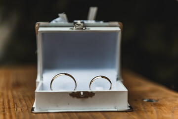 box with wedding rings