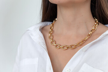 Beautiful model brunette in modern gold metal necklace chain - obrazy, fototapety, plakaty