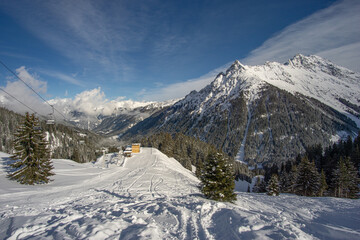 Im Skigebiet von Gargellen an einem traumhaften Wintertag mit blick auf einen alten Sessellift