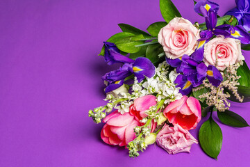 Obraz na płótnie Canvas A beautiful bouquet of fresh flowers on a lilac pastel background