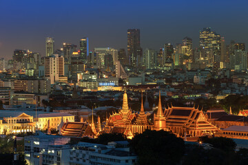 Fototapeta premium Wat Phra Kaew, Grand palace at twilight with Bangkok city background (Thailand)