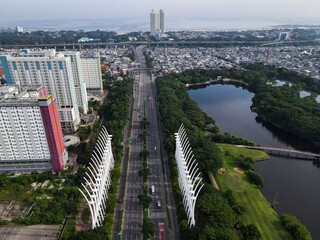 Obraz premium aerial view of highway in the morning and buildings. Jakarta, Indonesia, April 4, 2021