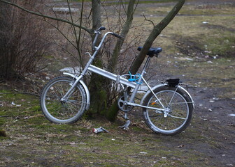 Fototapeta na wymiar An old bicycle attached to a tree