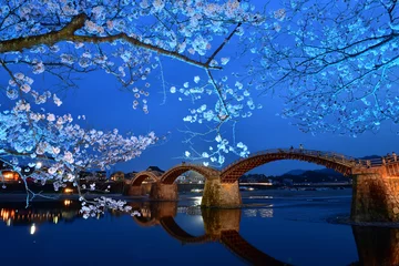 Papier Peint photo Le pont Kintai 満開の桜と錦帯橋のライトアップ