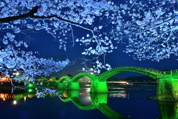 Papier Peint photo Le pont Kintai 錦帯橋と満開の桜のライトアップ