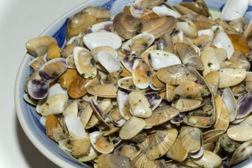 Coquinas al ajillo en bol.