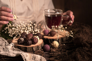 Teezeit in rustikal Still. Schleier Kraut liegt als Deko auf dem Holztisch. Glas  Tee steht auf dem...