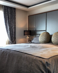 Schlafzimmer in Luxuskabine auf Kreuzfahrtschiff - Bedroom with double King or Queen bed and white...
