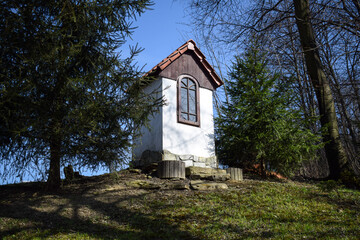Obraz premium Small chapel on Beskid Wyspowy in Poland. Little chapel in Jodłownik. Polish culture