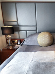 Schlafzimmer in Luxuskabine auf Kreuzfahrtschiff - Bedroom with double King or Queen bed and white...