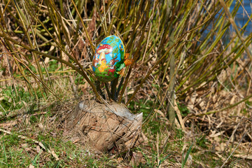 Osterei an einem Wanderweg