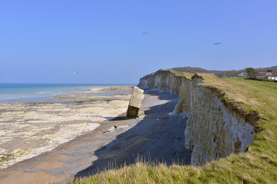 Le blockhaus plant&eacute; sur la plage t&eacute;moigne du recul des falaises &agrave; Sainte-Marguerite-sur-Mer (76119), d&eacute;partement de Seine-Maritime en r&eacute;gion Normandie, France
