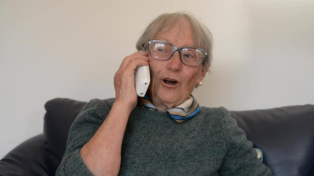 donna anziana parla al telefono