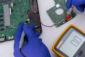 the laptop circuit is checked by a tester for the presence of malfunctions and diagnostics, close-up