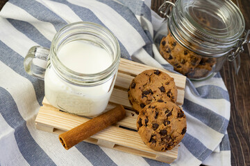 Close up image of sofe baked drak chocolate cookies
