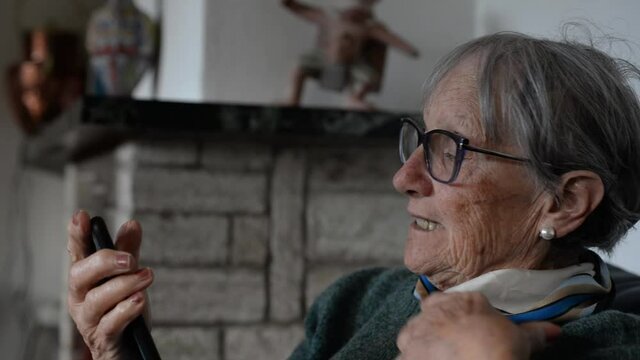 anziana signora fa una videochiamata