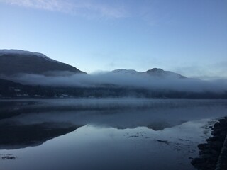 Fototapeta na wymiar fog over lake 