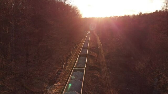 Piękny zach&oacute;d słońca nad torami. Pociąg towarowy. 