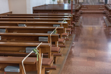 Leere Bänke in einer Kirche mit Abstandsbänder für Abstandsregeln - obrazy, fototapety, plakaty