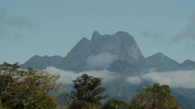 Pico Paran&aacute; com nuvens / Paran&aacute; Peak with clouds