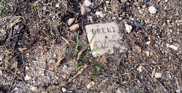 alter grenzstein oder grundst&uuml;cksgrenze, land markierung, deutschland,  