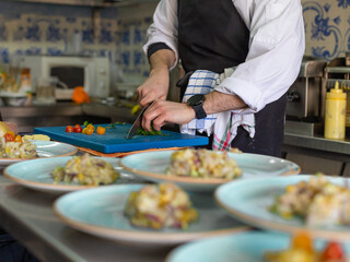 Obraz na płótnie Canvas Preparación de platos de ceviche en cocina de restaurante