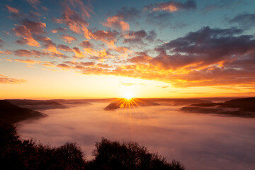 Fototapeta na wymiar Moselschleife, über den Wolken, Fog
