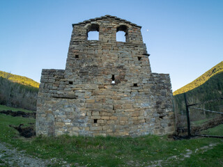 Fototapeta na wymiar Hermitage of Santa Juliana from the 13th century located in the vicinity of Castiello de Jaca in the province of Huesca