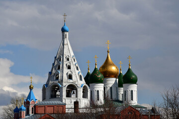 Fototapeta na wymiar Domes of Orthodox churches in the city of Kolomna near Moscow.