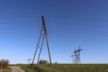 Pylônes électriques haute tension sur fond de ciel bleu, département du Rhône, France