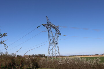 Pyl&ocirc;nes &eacute;lectriques haute tension sur fond de ciel bleu, d&eacute;partement du Rh&ocirc;ne, France