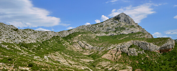 Panoramique Pic des Mouches à la montagne de la sainte Victoire, en pays aixois,  Aix-en-Provence (13080), département des Bouches-du-Rhône en région Provence-Alpes-Côte-d'Azur, France