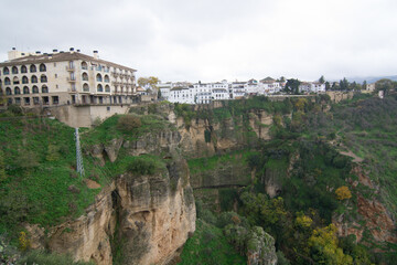 Fototapeta na wymiar Ronda paese dell'Andalusia costruito a fianco canyon