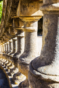 balustres du jardin de la fontaine de N&icirc;mes