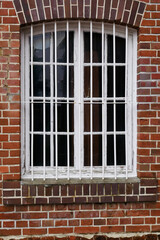煉瓦つくりの建物の窓