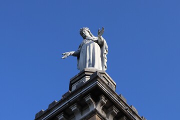 Obraz premium La madone érigée en 1897 au dessus du village, ville de Mions, département du Rhône, France
