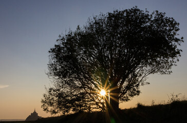 Lever de soleil sur le mont saint michel 