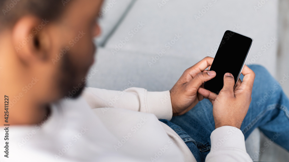 Poster Black man holding phone with empty mockup screen