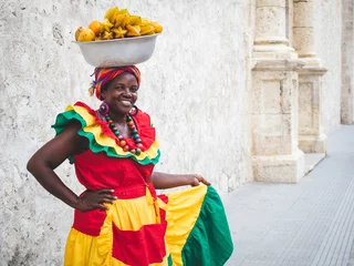 Fototapeten Traditional fresh fruit street vendor aka Palenquera in the Old Town of Cartagena in Cartagena de Indias, Caribbean Coast Region, Colombia. © R.M. Nunes